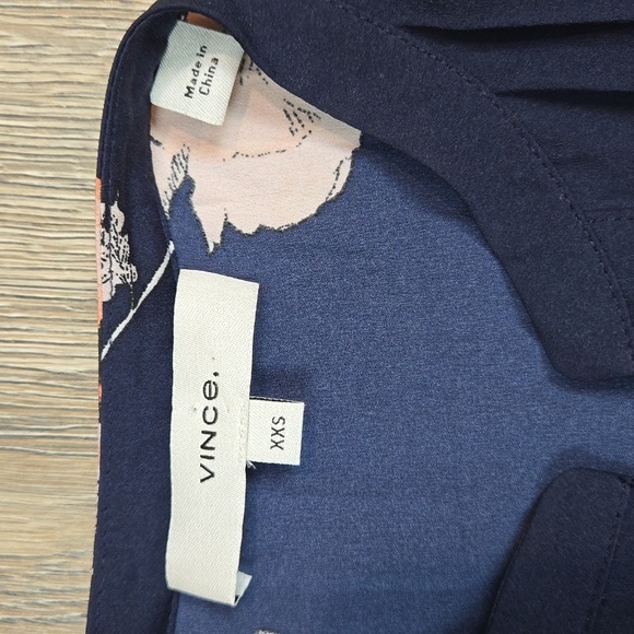 Vince navy blue Tossed Poppy 3/4 sleeve pleated blouse, size XXS - Picture 10 of 13